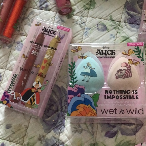 Wet n Wild Disney Alice In Wonderland 23 pcs Eye palette blush lip gloss bag New - Picture 10 of 11